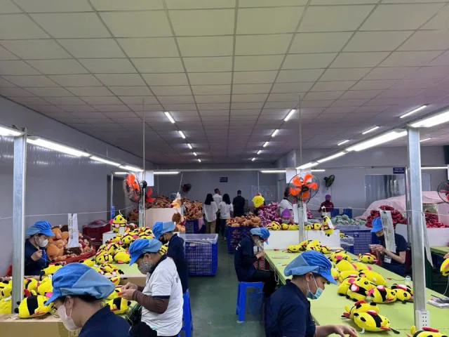 Công nhân may và nhồi bông trong xưởng